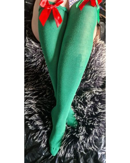 💚 Festliche Overknees in Grün mit roter Schleife – eleganter Winter-Look