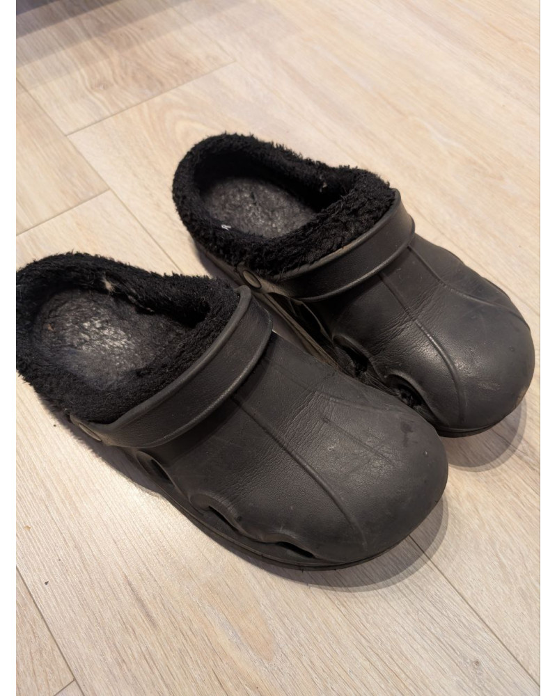 Meine intensiv getragenen schwarzen Crocs mit Fell