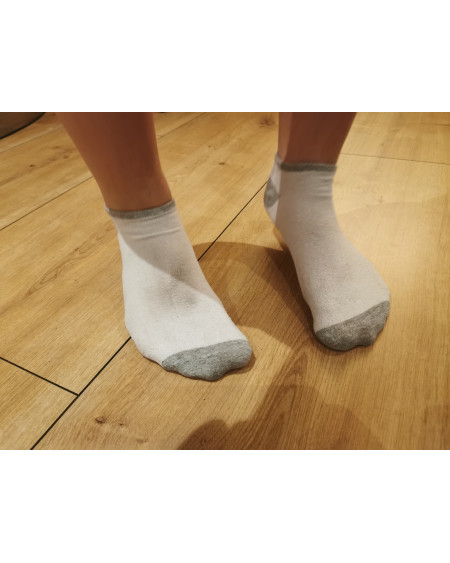 Getragene weiße Arbeitssocken