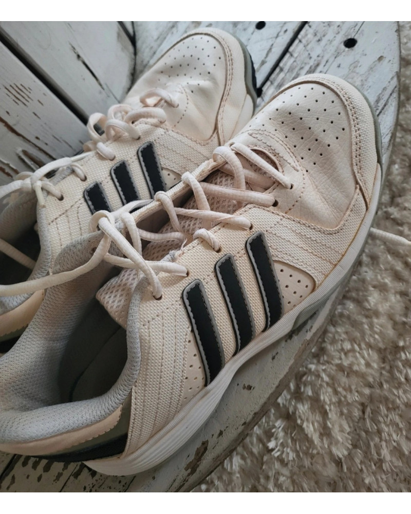 Alte Tennisschuhe