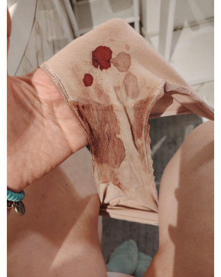 Slip mit Menstruationsblut