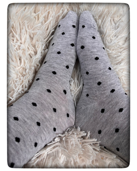 Graue gepunktete Socken 