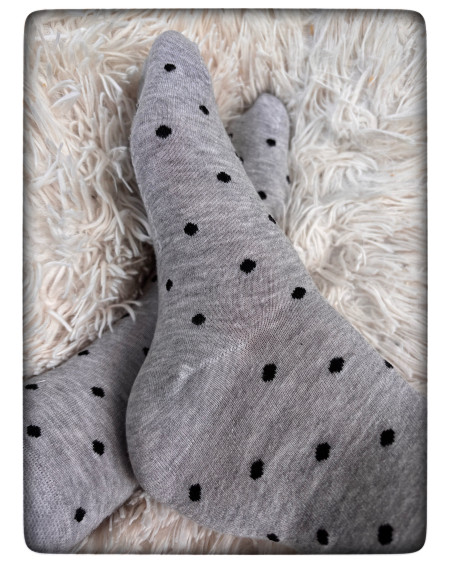 Graue gepunktete Socken 