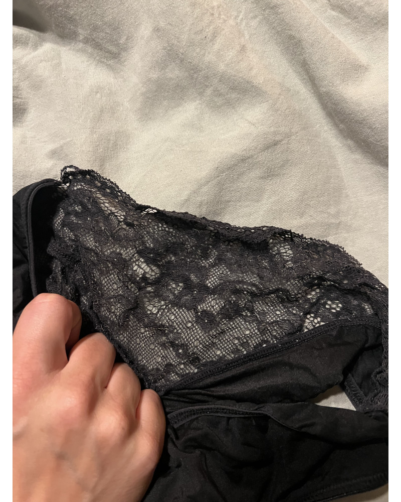 Black lace, bad intentions 🖤