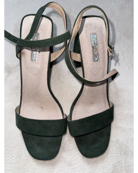 Grüne Absatzsandalen (Primark)