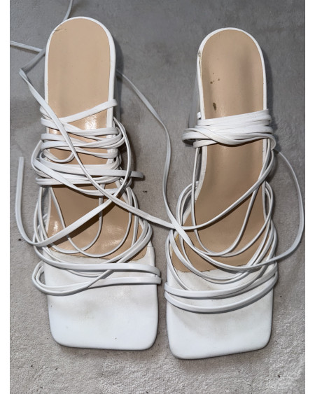 Moderne weiße Highheels mit langen Wickelriemen.